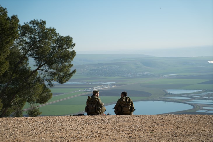 חיילים יושבים על הר