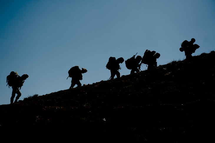 חיילים עושים מסע על הר
