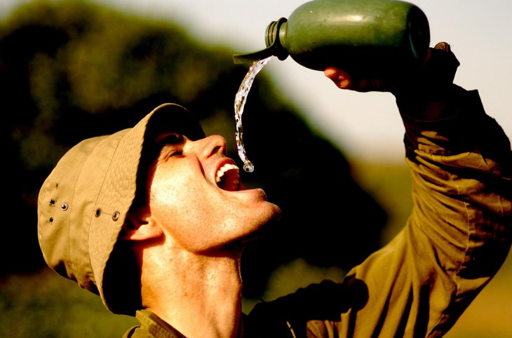 חייל שותה מים ממימיה