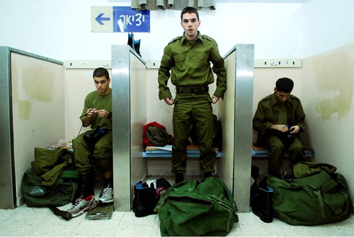 חייל לובש מדים לראשונה