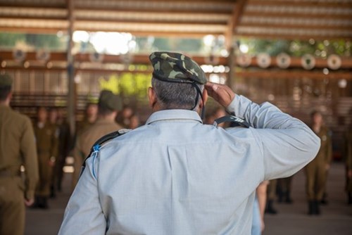 האדם מאחורי התפקיד